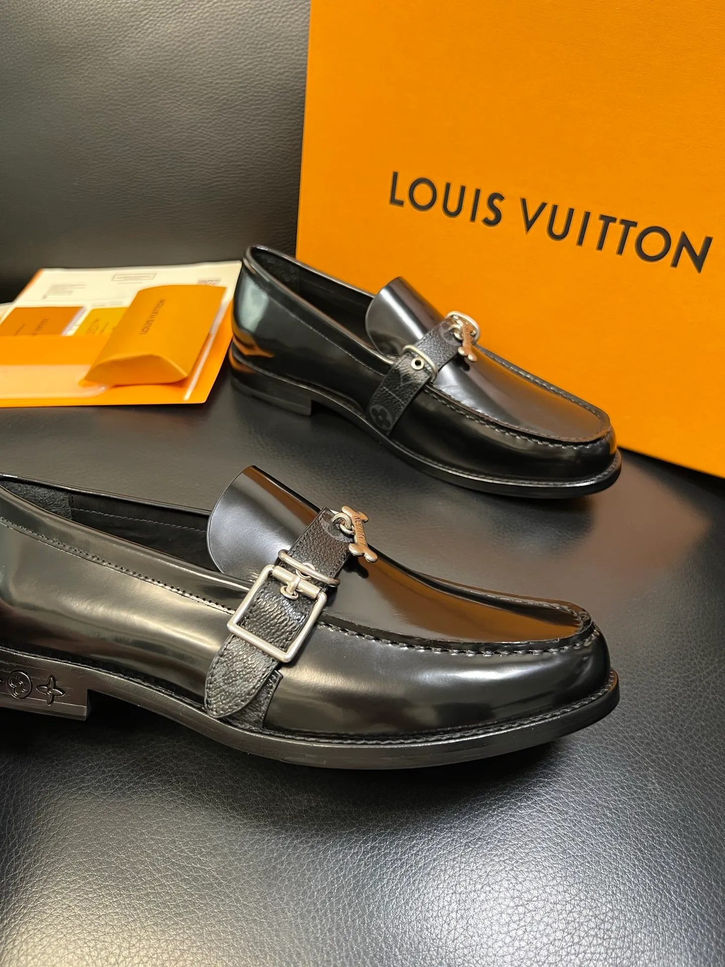 Men's shoes 💰920 Lv high quality top crafts Louis Vuitton leather shoes counter synchronized with original factory configuration, uppers imported from Italy, imported water-dyed cowhide lining, soles: original genuine leather soles specially provided by the original factory, original factory and single goods, welcome to compare, code number 39-44 (customized 38 45 46)
